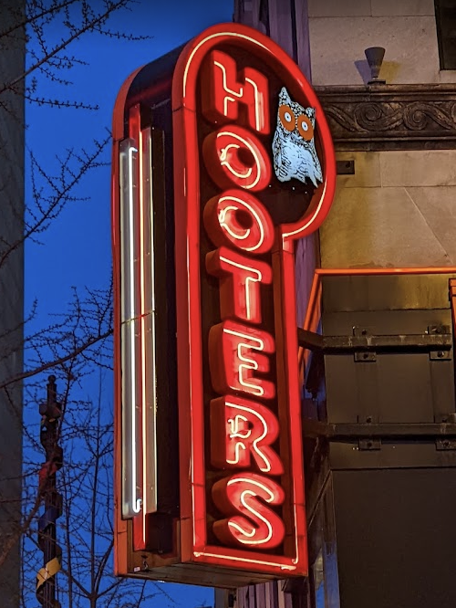 Hooters announces Villages location opening date
